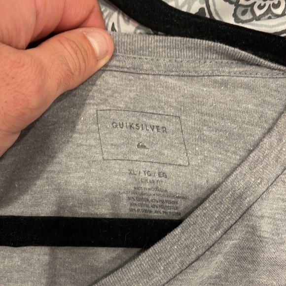Quicksilver v neck t shirt - Picture 2 of 3
